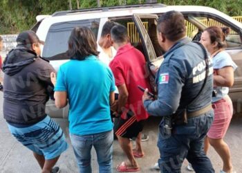 Familiares trasladan a una persona al hospital de la Cruz Roja