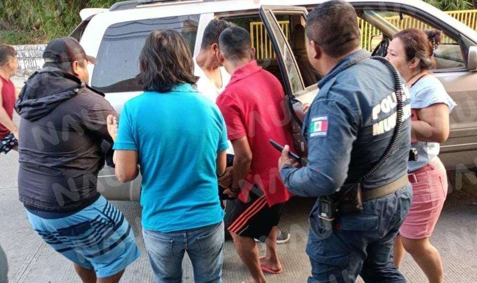 Familiares trasladan a una persona al hospital de la Cruz Roja