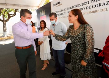Rutilio Escandón entrega más de 18 mil cobertores del proyecto “Abrigando de Corazón”