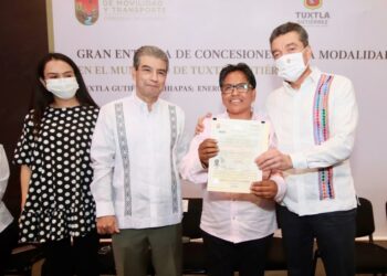 En Tuxtla Gutiérrez, entrega Rutilio Escandón mil 854 concesiones a mujeres y hombres del transporte público