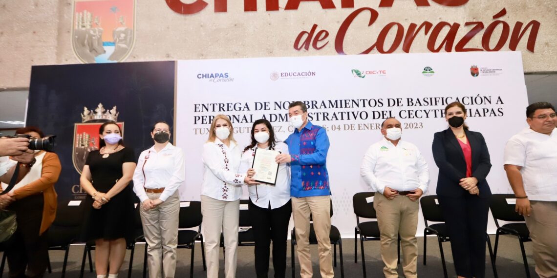 Entrega Rutilio Escandón 95 nombramientos de basificación a personal del CECyTE Chiapas