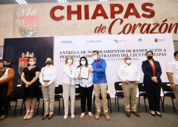 Entrega Rutilio Escandón 95 nombramientos de basificación a personal del CECyTE Chiapas