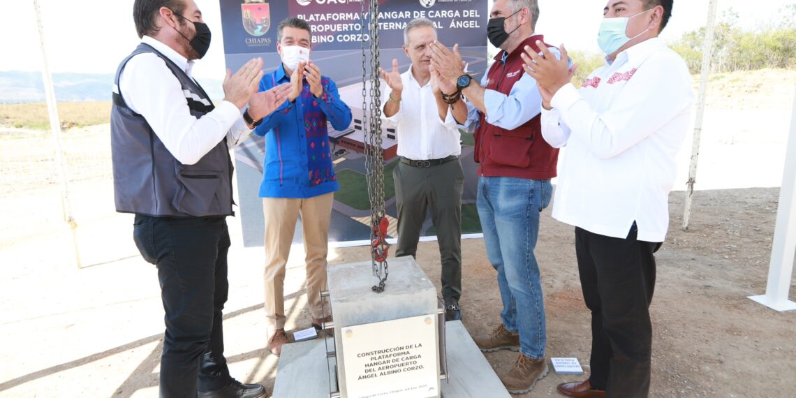 Rutilio Escandón inicia obra de la plataforma y hangar de carga del Aeropuerto Internacional Ángel Albino Corzo