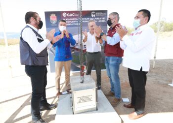 Rutilio Escandón inicia obra de la plataforma y hangar de carga del Aeropuerto Internacional Ángel Albino Corzo