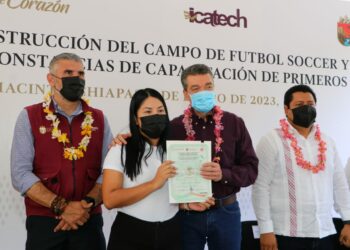 En Osumacinta, Rutilio Escandón inaugura campo de futbol y entrega constancias de capacitación