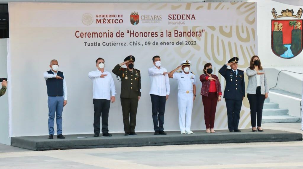 Participa Rutilio Escandón en ceremonia de Honores a la Bandera, en la plaza central de Tuxtla Gutiérrez
