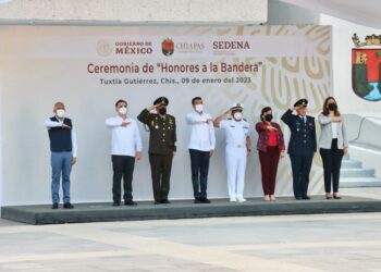 Participa Rutilio Escandón en ceremonia de Honores a la Bandera, en la plaza central de Tuxtla Gutiérrez