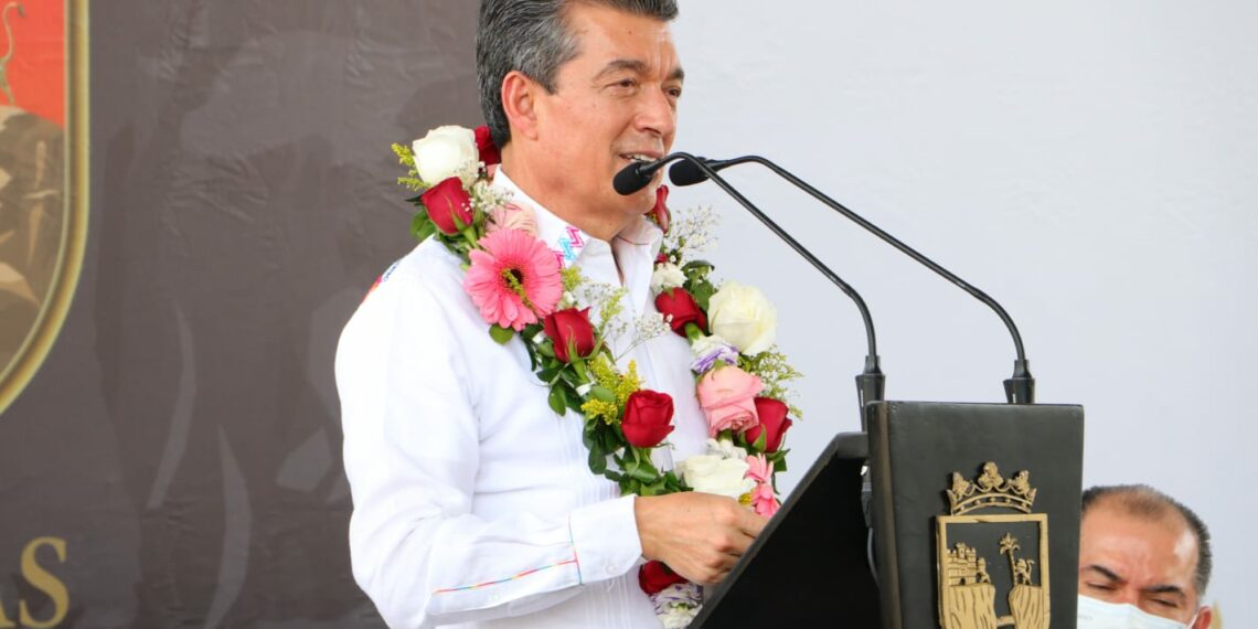 Rutilio Escandón entrega cerca de 4 mil 500 láminas a familias de Tapachula afectadas en sus viviendas