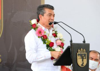 Rutilio Escandón entrega cerca de 4 mil 500 láminas a familias de Tapachula afectadas en sus viviendas