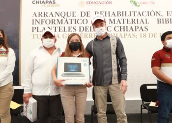 Beneficia Rutilio Escandón con equipo informático y material bibliográfico a 232 planteles de TBC