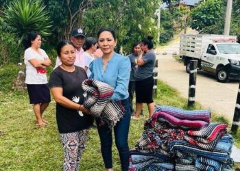 Mercedes Ramírez Roblero continúa con la entrega de cobertores del programa “Abrigando De Corazón 2023”