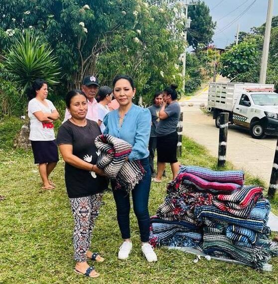 Mercedes Ramírez Roblero continúa con la entrega de cobertores del programa “Abrigando De Corazón 2023”