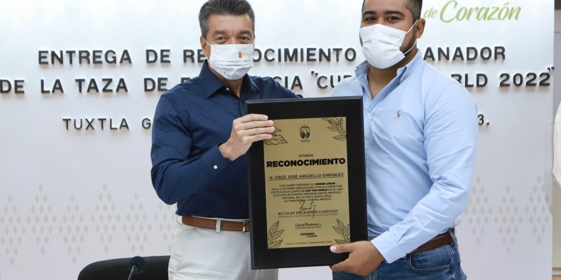Reconoce Rutilio Escandón a la Finca Santa Cruz, ganadora del primer lugar en “Cup the World 2022”