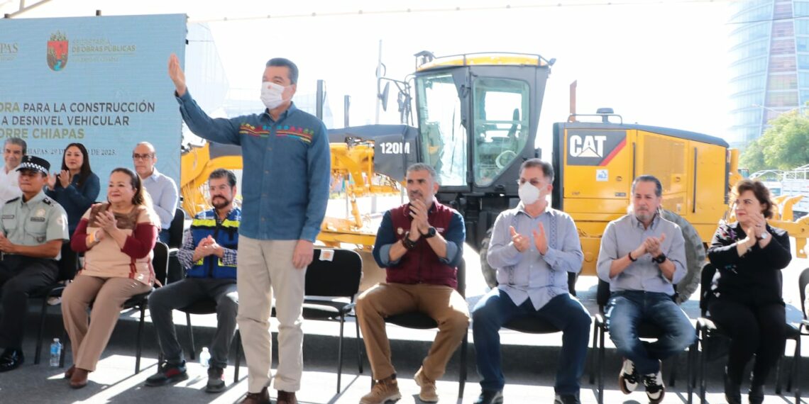 Rutilio Escandón da banderazo de inicio a construcción del paso a desnivel a la altura de la Torre Chiapas