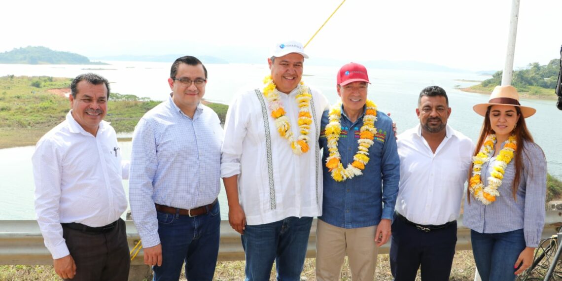En Mezcalapa, Rutilio Escandón y titular de Conapesca refrendan respaldo al sector acuícola y pesquero