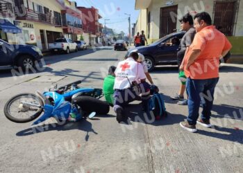 Motociclista queda con lesiones leves al ser impactado por conductora de un vehículo