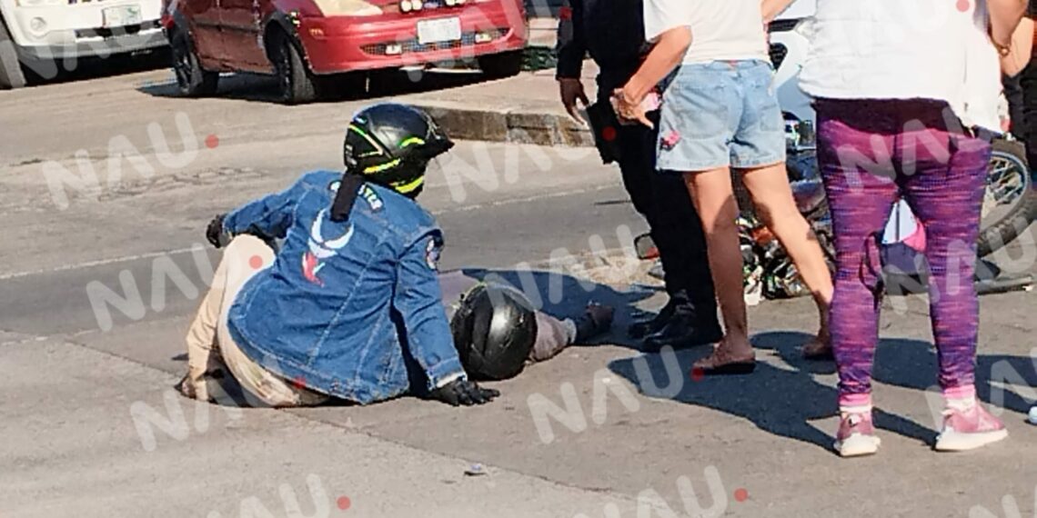 Motociclista se impacta contra vehículo
