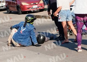 Motociclista se impacta contra vehículo