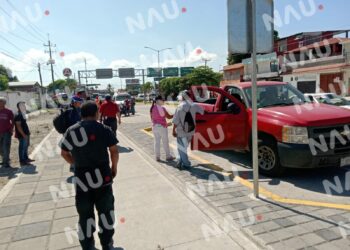 Motocilista lesionado al ser embestido por una camioneta