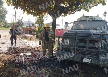 Mujer quema basura y se registra un conato de incendio de una pipa