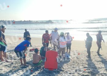 Salvavidas de la Marina, rescatan a mujer hondureña en playa San Benito