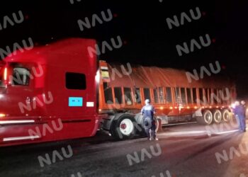 Se desprende caja de tráiler cargado de plátanos en la costera