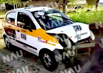 Taxista derriba un poste de luz