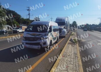 Tráiler le da un golpe por alcance a unidad de pasaje en la carretera costera