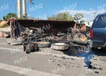 Vuelca camión cargado de motores en la fuente atzacua