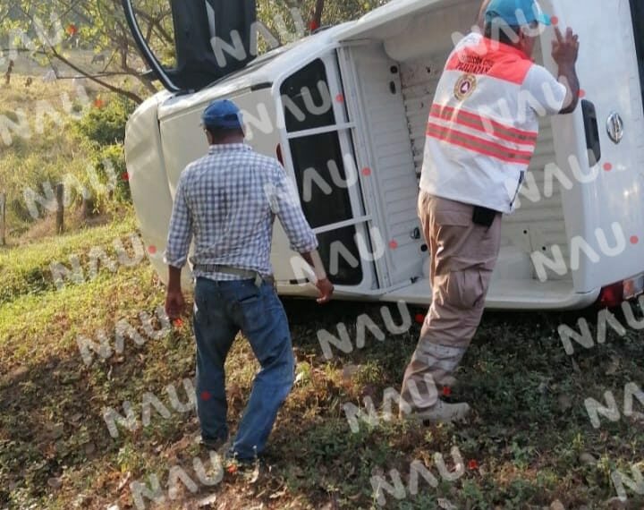 Vuelca camioneta en PIJIJIAPAN