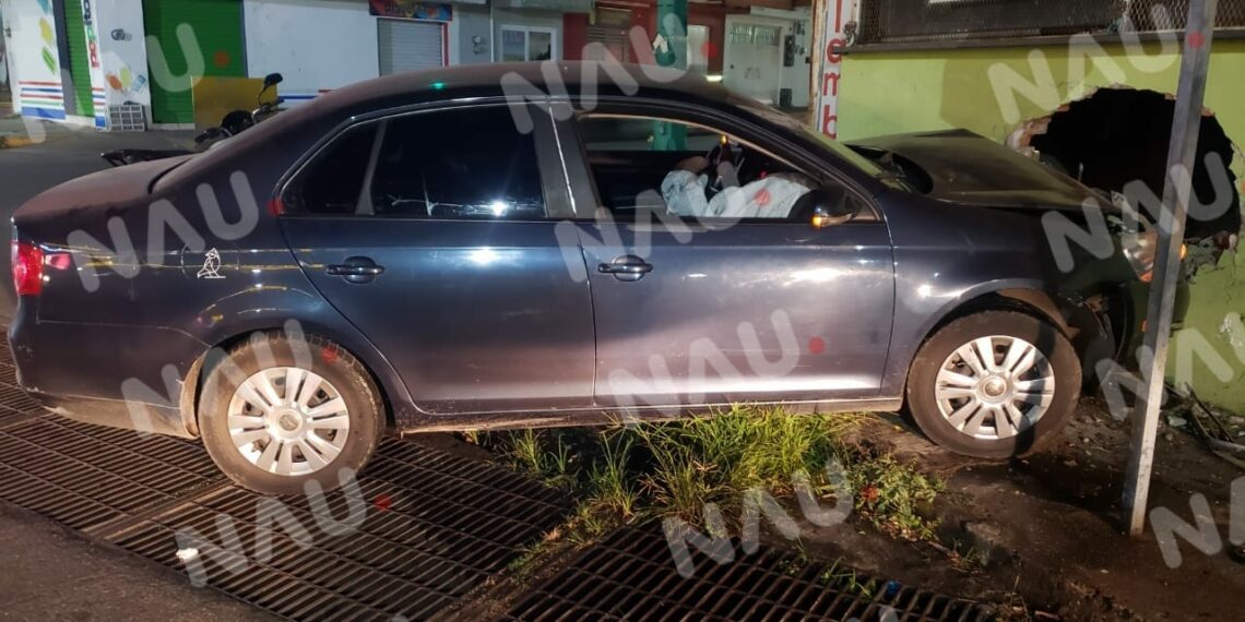 Abandonan vehículo tras chocar contra fachada de una vivienda