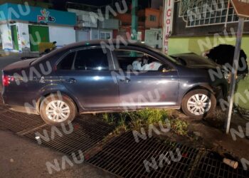 Abandonan vehículo tras chocar contra fachada de una vivienda