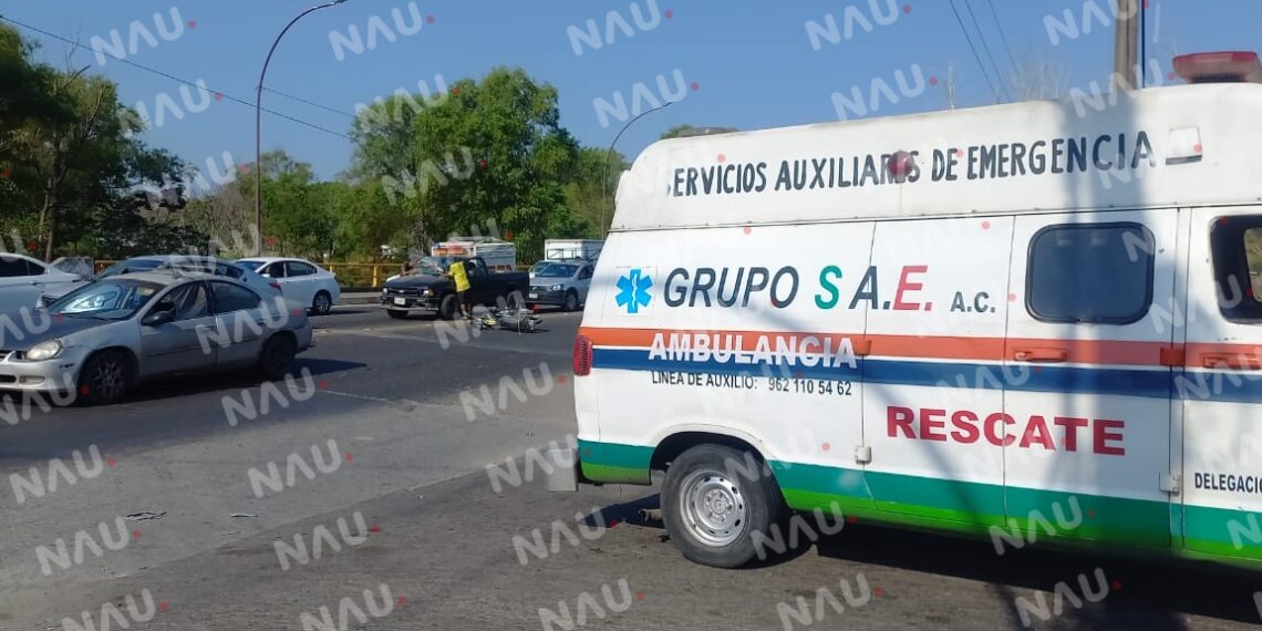 Motociclista lesionado al ser impactado por un vehículo frente al IMSS viejo