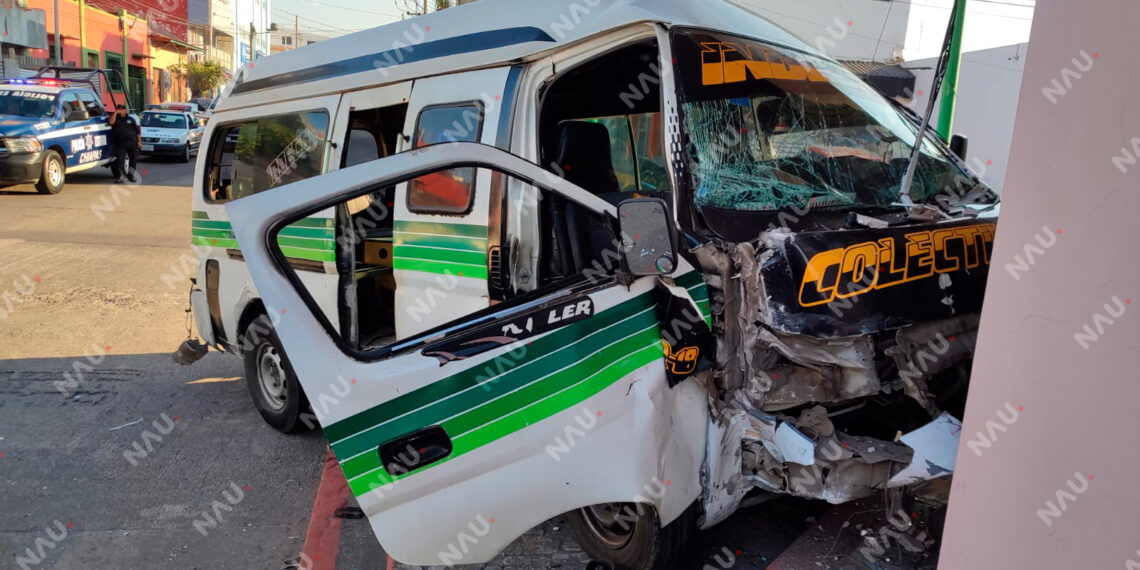 Dos personas lesionadas y daños materiales por más de $100,000 deja accidente entre combi y un taxi.