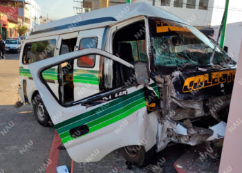 Dos personas lesionadas y daños materiales por más de $100,000 deja accidente entre combi y un taxi.