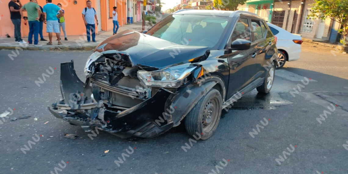 Conductor de un vehículo con placas particulares choca contra un taxi