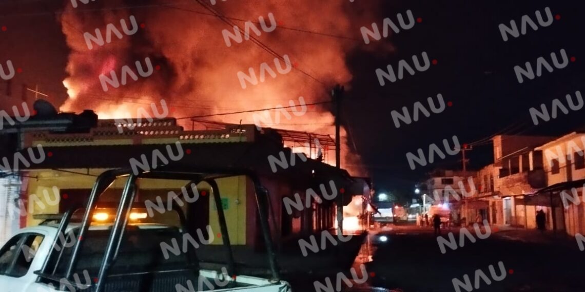 Se incendia negocio de venta de plástico denominado el Palenque en Suchiate