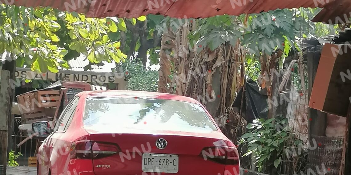 Abandonan vehículo en Viva México