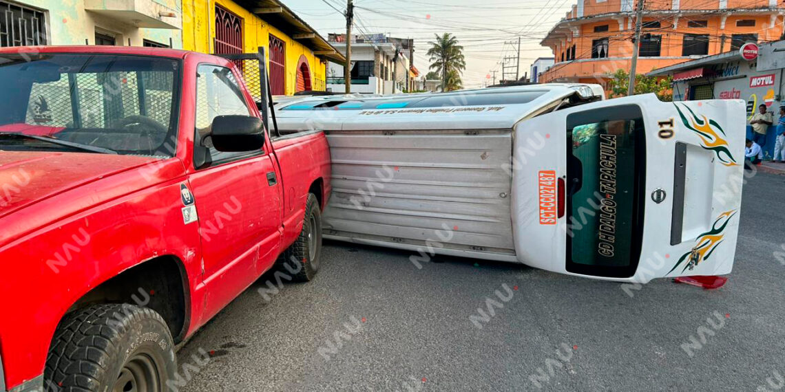 Vuelca combi de pasaje
