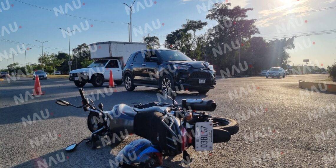 Motociclista lesionado al ser impactado por un vehículo en el bulevar Antiguo Aeropuerto