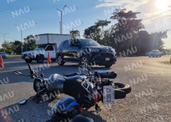 Motociclista lesionado al ser impactado por un vehículo en el bulevar Antiguo Aeropuerto