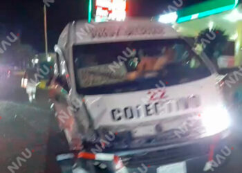 Solo daños dejan accidente entre una combi de pasaje y un tráiler del ingenio azucarero de Huixtla.