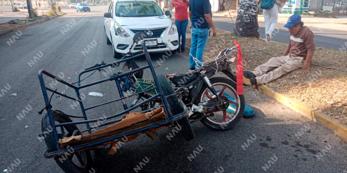El conductor de un moto triciclo hizo corte de circulación a un vehículo