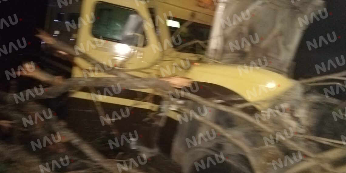 Camión de valores se estrella contra barra metálica