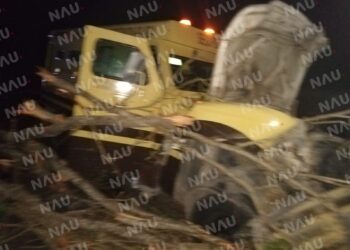 Camión de valores se estrella contra barra metálica