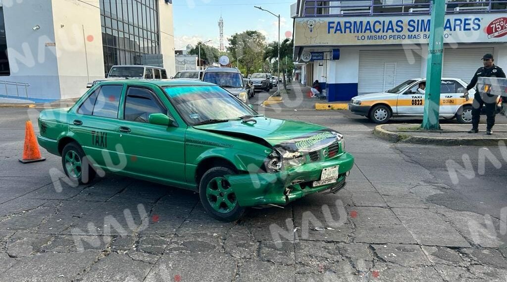 Chocan dos taxis foráneos