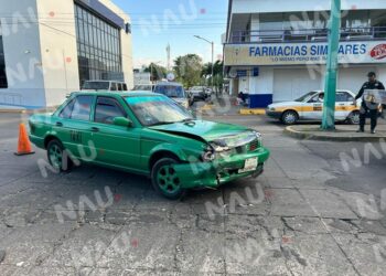 Chocan dos taxis foráneos