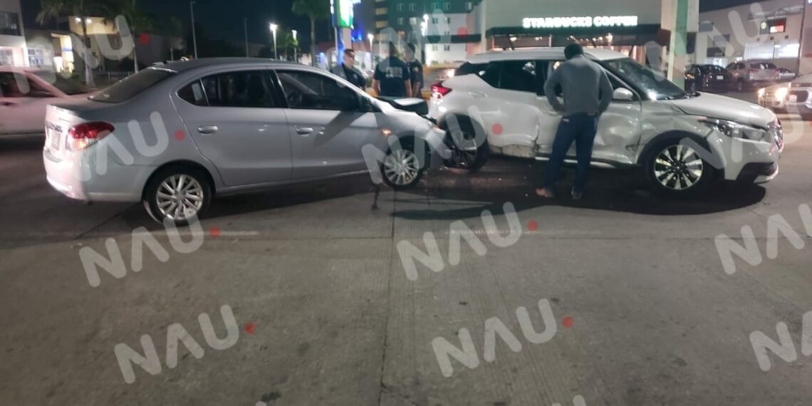 Chocan dos unidades particulares en la 4 avenida Sur entrada a los Tulipanes.