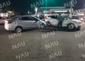 Chocan dos unidades particulares en la 4 avenida Sur entrada a los Tulipanes.