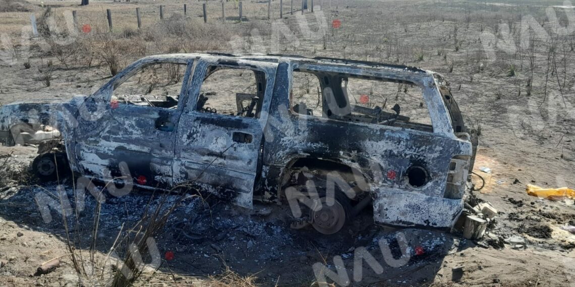 Corto circuito ocasiona el incendio de una camioneta